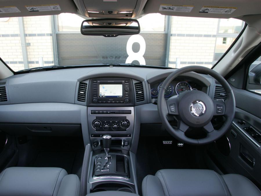  Jeep Grand Cherokee SRT8 2006 года  (UK) (фото 7 из 15)
